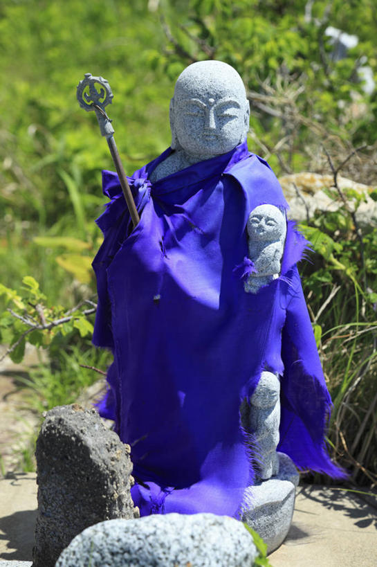 东方人,一个人,无人,站,闭眼,竖图,室外,白天,正面,民族服装,旅游,度假,美景,树林,植物,标志建筑,地标,建筑,雕塑,日本,亚洲,仅一个男性,仅一个人,仅一个中年男性,神话,艺术,装饰,雕刻,雕像,景观,建筑群,黄种人,文化,娱乐,建设,石雕,树,树木,绿色,紫色,自然,工艺品,站着,享受,休闲,景色,放松,生长,成长,纪念,美术,自然风光,主题,传说,陈列,东亚,菩萨,本州,本州岛,日本国,青森,青森县,东北地方,功能,美学,地藏王菩萨,地藏菩萨,男人,男性,中年男性,亚洲人,闭眼睛,闭着眼,闭着眼睛,站立,彩图,全身,传统服装,民俗服,四大菩萨,愿力