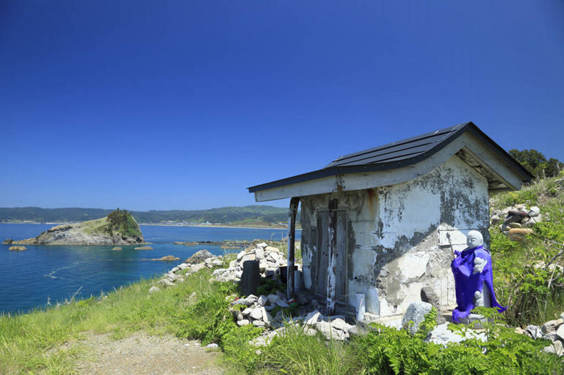 东方人,一个人,无人,家,木屋,站,闭眼,横图,室外,白天,正面,民族服装,旅游,度假,海浪,海洋,石头,美景,树林,植物,标志建筑,地标,建筑,雕塑,日本,亚洲,仅一个男性,仅一个人,仅一个中年男性,神话,艺术,装饰,雕刻,雕像,石子,景观,浪花,建筑群,黄种人,文化,娱乐,建设,石雕,住宅,树,树木,蓝色,绿色,紫色,蓝天,天空,自然,海水,工艺品,天,站着,享受,休闲,景色,放松,生长,晴朗,成长,纪念,美术,自然风光,主题,传说,陈列,海景,东亚,菩萨,本州,万里无云,本州岛,日本国,青森,青森县,东北地方,功能,美学,地藏王菩萨,地藏菩萨,男人,男性,中年男性,亚洲人,大海,风浪,海,海水的波动,近岸浪,石块,岩石,涌浪,晴空,晴空万里,闭眼睛,闭着眼,闭着眼睛,站立,彩图,全身,传统服装,民俗服,茅舍,茅屋,棚屋,小木屋,小屋,四大菩萨,愿力