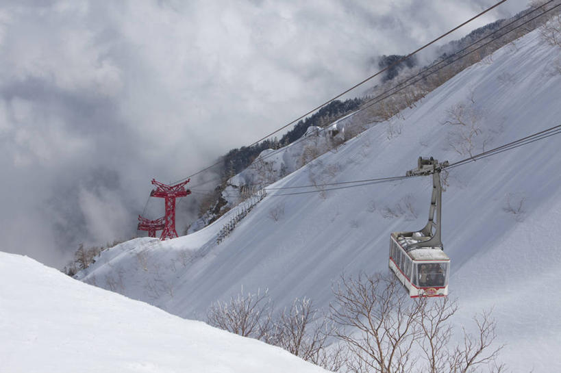 无人,横图,俯视,室外,白天,旅游,度假,美景,山,雪,雪山,大雪,日本,亚洲,阴影,朦胧,模糊,光线,影子,冰,积雪,景观,山峰,雪景,冬季,冬天,山峦,娱乐,缆车,阳光,自然,交通工具,享受,休闲,景色,放松,寒冷,冰冷,自然风光,东亚,索道,本州,本州岛,日本国,近畿地方,近畿,严寒,和歌山,和歌山县,冰凉,酷寒,凛冽,凛凛,极冷,缆索铁路,彩图,高角度拍摄,白滨町,西牟娄郡,千叠敷