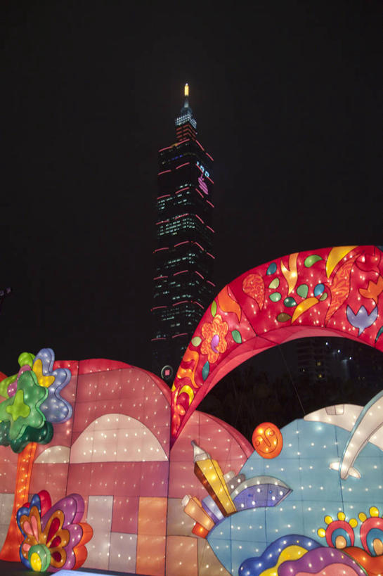 无人,高楼大厦,竖图,室外,夜晚,仰视,度假,美景,城市风光,标志建筑,城市,大厦,地标,建筑,摩天大楼,夜景,照明,台湾,中国,亚洲,阴影,光线,彩灯,影子,景观,建筑群,灯光,娱乐,建设,灯,灯具,享受,休闲,景色,放松,花灯,照亮,照明设备,东亚,台北,台北101,台北101大楼,港澳台,中华人民共和国,省会,台北市,台湾省,台北101大厦,台北国际金融中心,信义区,彩图,低角度拍摄,大楼,高层建筑,高楼,摩天楼,台