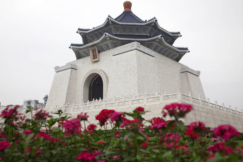 无人,栏杆,横图,室外,白天,仰视,旅游,度假,花海,花圃,名胜古迹,植物,楼梯,标志建筑,地标,建筑,叶子,雕塑,台湾,中国,亚洲,遗迹,艺术,装饰,盛开,标志,雕刻,扶手,牌匾,文字,字符,阶梯,花蕾,古迹,文化,文物,娱乐,标识,建设,古建筑,护栏,台阶,花,花瓣,花朵,花卉,鲜花,红色,绿色,白色,天空,工艺品,花丛,花束,花田,天,花苞,花蕊,享受,休闲,汉字,旅游胜地,放松,纪念,美术,蒋介石纪念堂,中正纪念堂,中文,主题,陈列,古文明,东亚,台北,港澳台,中华人民共和国,省会,功能,美学,国文,华文,台北市,台湾省,蒋公纪念堂,中正区,彩图,低角度拍摄,台