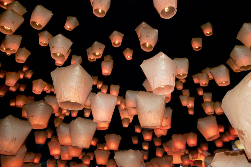 无人,横图,室外,夜晚,仰视,度假,美景,城市风光,城市,蜡烛,照明,台湾,中国,元宵节,亚洲,许多,阴影,节日,漂浮,庆祝,飘扬,光线,灯笼,火焰,影子,纸灯笼,烛光,景观,飘落,燃烧,文化,娱乐,灯具,点燃,祈祷,庆典,享受,休闲,健康,景色,放松,许愿,下沉,纪念,祈求,照亮,照明设备,降落,东亚,孔明灯,港澳台,中华人民共和国,台湾省,飘零,平安,彩图,低角度拍摄,春灯节,上元节,小正月,天灯,台