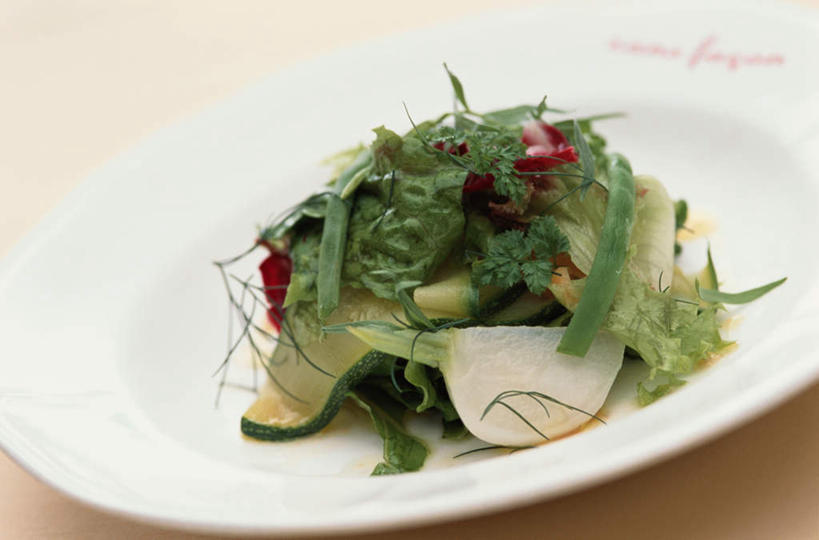 无人,横图,俯视,室内,特写,白天,烹饪,西餐,桌面,桌子,蔬菜,餐具,叶子,切开,切片,朦胧,模糊,新鲜,碟子,盘,莴苣,莴笋,竹笋,蔬菜沙拉,沙拉,料理,食品,西葫芦,色拉,沙律,菜肴,美食,食物,盘子,碟,切,西式,佳肴,有机食品,绿色食品,色拉酱,千岛酱,剖面,切面,香笋,彩图,高角度拍摄