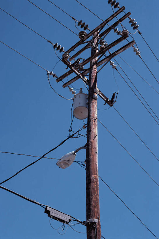 无人,竖图,室外,白天,仰视,电力,电线,电线杆,线,电能,线路,蓝色,蓝天,天空,天,晴朗,电,电源,能量,万里无云,晴空,晴空万里,彩图,低角度拍摄