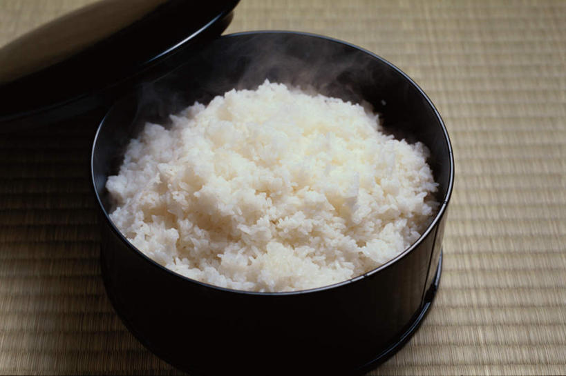 米饭,无人,餐厅,横图,俯视,室内,特写,白天,烹饪,雾,餐桌,桌子,餐具,沸腾,蒸汽,陶瓷,日本料理,料理,食品,陶瓷制品,水蒸气,饭,菜肴,美食,食物,容器,碗,日式料理,日式,佳肴,餐台,储藏,草席,五谷,储存,蒸发,一碗,进餐用具,烹调用具,彩图,高角度拍摄,餐馆,饭店,饭馆,贮存