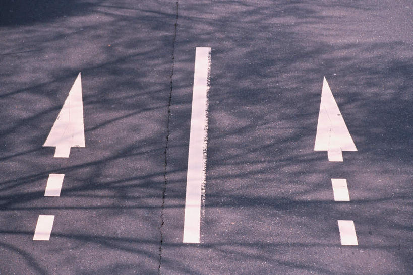 无人,横图,俯视,室外,特写,白天,道路,路,指示牌,公路,阴影,光线,标志,文字,影子,分界线,停车线,交通,方向,标识,箭头,阳光,车行道,车行道分界线,指向,标线,车行线,马路,彩图,高角度拍摄