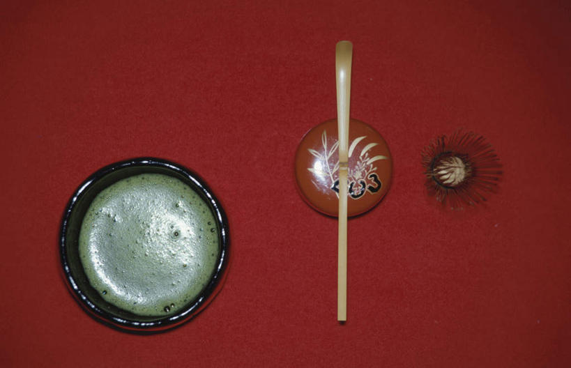 无人,横图,俯视,室内,特写,白天,餐桌,桌子,静物,杯子,红色背景,勺子,抹茶,一杯,饮料,水杯,调羹,汤匙,摄影,影棚,餐台,茶杯,彩图,高角度拍摄,影棚拍摄,拍摄