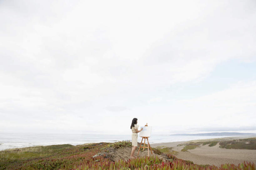 西方人,一个人,站,横图,俯视,室外,白天,绘画,草地,草坪,海浪,海洋,植物,欧洲,欧洲人,仅一个年轻女性,仅一个女性,仅一个人,服装,艺术,笔,浪花,水平线,云,云朵,辽阔,画板,美术用品,海平线,拿,云彩,拿着,休闲装,画架,草,衣服,蓝色,绿色,白云,蓝天,天空,海水,画笔,天,站着,休闲,广阔,休闲服,服饰,颜料,一望无际,美术,颜料盒,绘画工具,海景,无边无际,一马平川,年轻女性,女人,女性,白种人,大海,风浪,海,海水的波动,近岸浪,涌浪,站立,彩图,高角度拍摄,全身,水天相接,水天一线