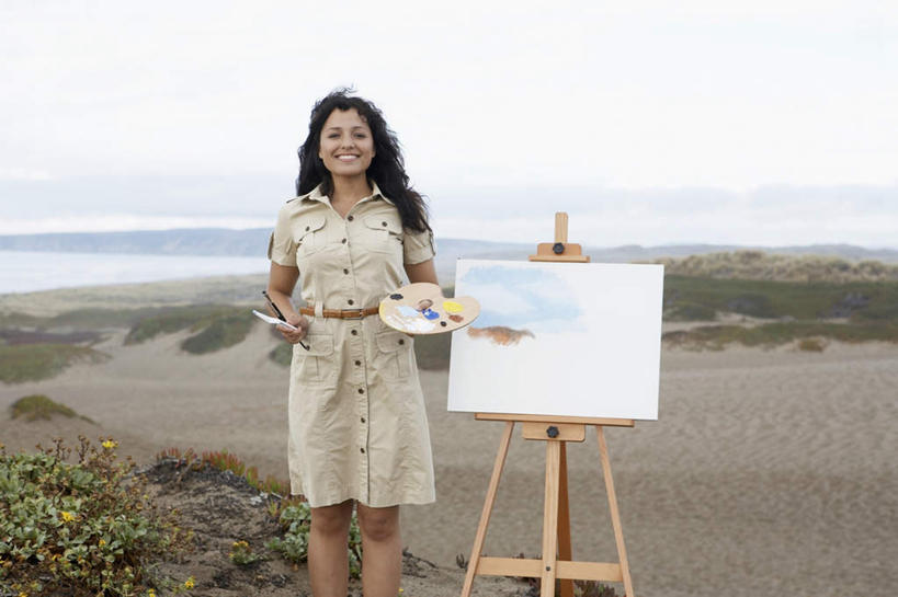 西方人,一个人,站,笑,微笑,露齿笑,横图,室外,白天,正面,绘画,草地,草坪,海浪,海洋,植物,欧洲,欧洲人,仅一个年轻女性,仅一个女性,仅一个人,服装,艺术,笔,浪花,水平线,云,云朵,辽阔,画板,美术用品,海平线,拿,云彩,拿着,注视,休闲装,画架,草,衣服,蓝色,绿色,白云,蓝天,天空,海水,画笔,天,观察,看,站着,休闲,广阔,休闲服,服饰,观看,颜料,一望无际,美术,察看,颜料盒,关注,绘画工具,海景,无边无际,一马平川,年轻女性,女人,女性,白种人,大海,风浪,海,海水的波动,近岸浪,涌浪,站立,半身,彩图,水天相接,水天一线