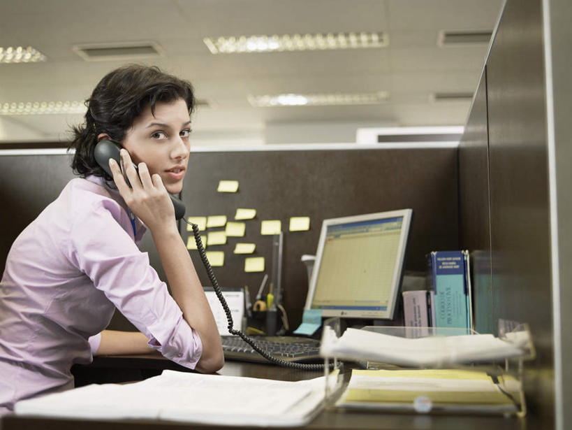 西方人,一个人,商务人士,商务女性,办公室,坐,打电话,横图,室内,白天,侧面,显示器,天花板,桌子,电话,照明,欧洲,欧洲人,仅一个年轻女性,仅一个女性,仅一个人,套装,材料,档案,屏幕,文件,办公桌,灯光,便利贴,拿,拿着,注视,通讯设备,显示屏,顶灯,灯,话筒,资料,灯具,观察,看,电话线,观看,便条,照亮,察看,照明设备,关注,文档,商务装,工薪阶层,输出设备,交流,年轻女性,女人,女性,白种人,白领,上班族,电话机,沟通,通话,坐着,半身,彩图