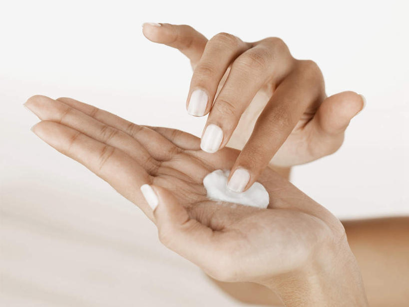 西方人,手,手掌,一个人,站,横图,室内,特写,白天,白色背景,侧面,化妆,美容,欧洲,欧洲人,双手,仅一个年轻女性,仅一个女性,仅一个人,化妆品,站着,手部,摄影,影棚,乳液,乳霜,年轻女性,女人,女性,白种人,站立,半身,彩图,影棚拍摄,拍摄