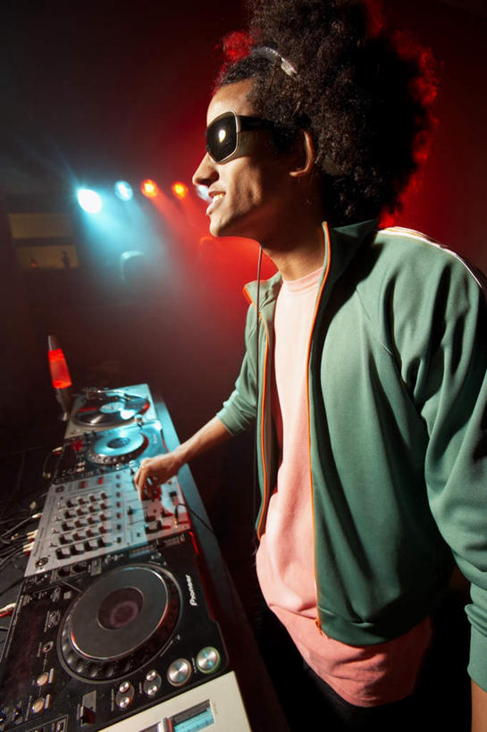 西方人,一个人,酒吧,站,竖图,室内,白天,正面,旅游,度假,欧洲,非洲,黑人,欧洲人,仅一个男性,仅一个人,阴影,服装,光线,墨镜,眼镜,影子,灯光,唱片,注视,休闲装,娱乐,仅一个年轻男性,衣服,太阳镜,太阳眼镜,观察,看,站着,享受,休闲,休闲服,遮阳镜,放松,服饰,观看,察看,关注,调音台,音乐骑士,男人,男性,年轻男性,非洲人,站立,半身,彩图,酒吧间,酒馆