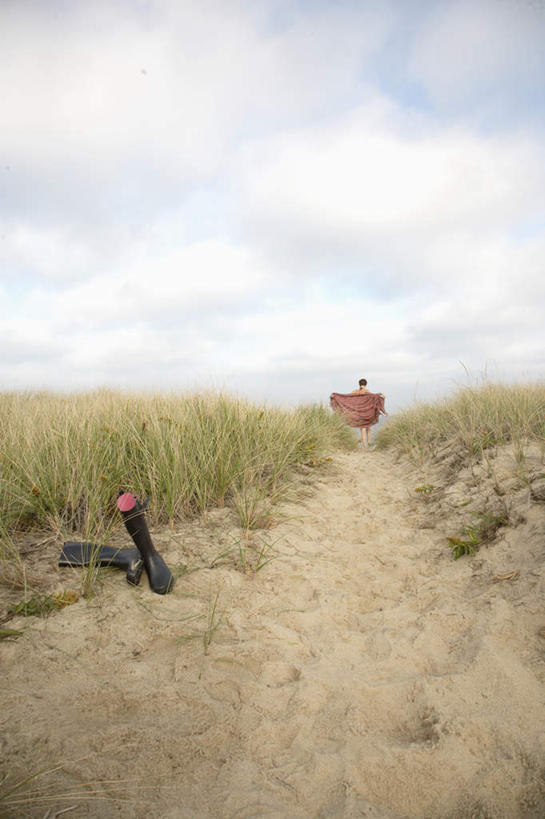 西方人,一个人,站,举,竖图,室外,白天,正面,度假,草地,草坪,植物,鞋子,欧洲,欧洲人,仅一个女性,仅一个人,雨靴,云,云朵,拿,云彩,拿着,注视,娱乐,草,蓝色,绿色,白云,蓝天,天空,围巾,天,观察,看,托,站着,仅一个中年女性,享受,休闲,放松,围脖,观看,察看,关注,女人,女性,中年女性,白种人,举起,举手,举着,向上举,向上伸,向上托,站立,彩图,全身