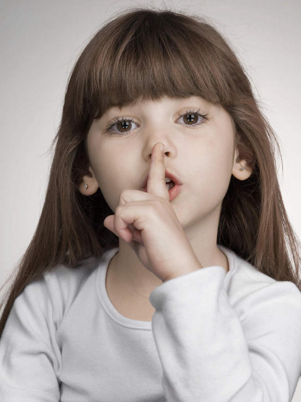 西方人,儿童,脸,头,脸颊,一个人,站,竖图,室内,特写,白天,白色背景,正面,纯洁,欧洲,欧洲人,仅一个女性,仅一个人,服装,注视,休闲装,小孩,衣服,白色,观察,看,手势,站着,仅一个小孩,休闲,手指,休闲服,安静,可爱,童年,童趣,摄影,服饰,影棚,观看,察看,食指,关注,童真,闭嘴,烂漫,无邪,天真,女孩,女人,女性,白种人,孩子,头部,脸部,脸蛋,面部,站立,半身,彩图,影棚拍摄,拍摄,女生