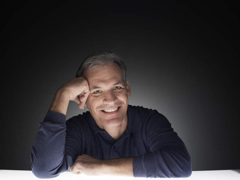 西方人,脸,头,脸颊,肩,头发,一个人,坐,笑,微笑,露齿笑,横图,室内,特写,白天,正面,桌子,欧洲,欧洲人,仅一个男性,仅一个人,撑,阴影,黑色背景,服装,光线,影子,托头,注视,休闲装,书桌,肩膀,衣服,黑色,课桌,观察,看,托,仅一个老年男性,休闲,思考,休闲服,考虑,摄影,服饰,影棚,观看,冥想,察看,关注,老年男性,男人,男性,白种人,头部,脸部,脸蛋,面部,坐着,半身,彩图,影棚拍摄,拍摄,短发