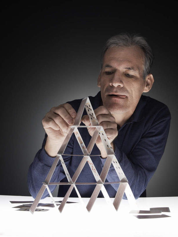 西方人,脸,头,脸颊,肩,头发,一个人,坐,摸,竖图,室内,特写,白天,正面,游戏,赌博,贪欲,竞争,桌子,纸牌,玩具,扑克,欧洲,欧洲人,仅一个男性,仅一个人,抚摸,阴影,堆叠,黑色背景,服装,光线,三角形,影子,玩,注视,休闲装,娱乐,书桌,刺激,肩膀,排列,衣服,黑色,课桌,观察,看,仅一个老年男性,休闲,思考,休闲服,考虑,摄影,服饰,影棚,观看,活动,冥想,察看,队列,发泄,关注,消遣,智力,赌具,投机,侥幸,欲望,宣泄,全神贯注,老年男性,男人,男性,白种人,头部,脸部,脸蛋,面部,触摸,接触,玩耍,嬉戏,坐着,半身,彩图,影棚拍摄,拍摄,胜负,输赢,短发