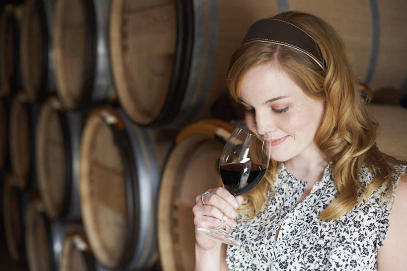 红酒,葡萄酒,西方人,头发,一个人,站,闭眼,横图,室内,白天,正面,快乐,幸福,储藏室,杯子,欧洲,欧洲人,仅一个年轻女性,仅一个女性,仅一个人,握,堆叠,服装,高脚杯,酒桶,木桶,红酒杯,酒类,拿,拿着,休闲装,玻璃制品,酒,饮料,排列,衣服,酒杯,站着,休闲,休闲服,红葡萄酒,握着,服饰,金黄色,酒庄,队列,年轻女性,女人,女性,白种人,长发,玻璃杯,闭眼睛,闭着眼,闭着眼睛,站立,半身,彩图,高兴,愉快