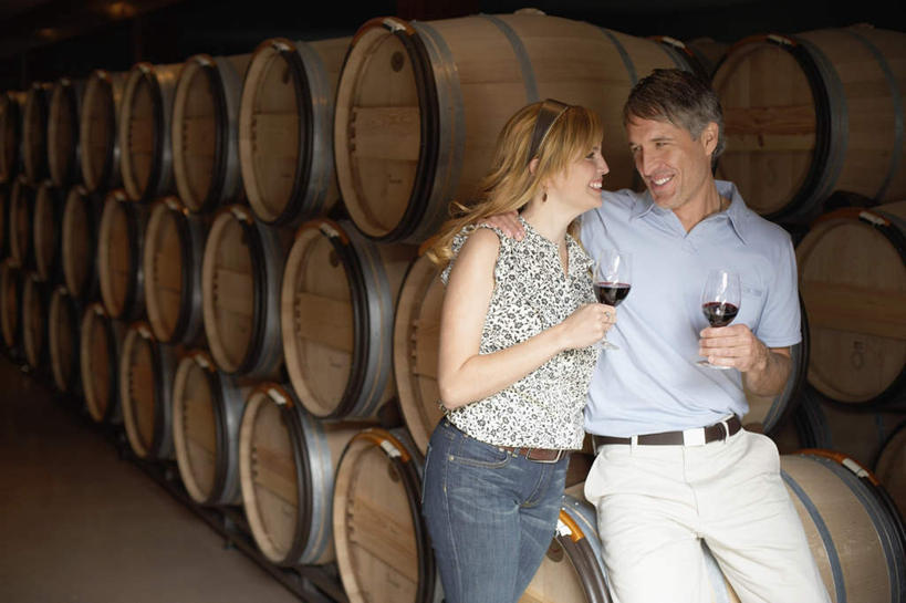 红酒,葡萄酒,西方人,两个人,夫妻,站,坐,笑,微笑,露齿笑,横图,室内,白天,正面,爱情,快乐,幸福,储藏室,杯子,欧洲,欧洲人,握,阴影,堆叠,服装,反射,高脚杯,酒桶,木桶,影子,红酒杯,酒类,浪漫,拿,拿着,依靠,依偎,注视,牛仔裤,休闲装,玻璃制品,酒,饮料,排列,衣服,酒杯,观察,看,靠,站着,休闲,温暖,温馨,休闲服,红葡萄酒,恩爱,握着,恋人,服饰,观看,酒庄,和睦,察看,队列,关注,品酒,男人,男性,年轻女性,女人,女性,中年男性,白种人,情侣,玻璃杯,站立,坐着,半身,彩图,高兴,愉快,伴侣,融洽