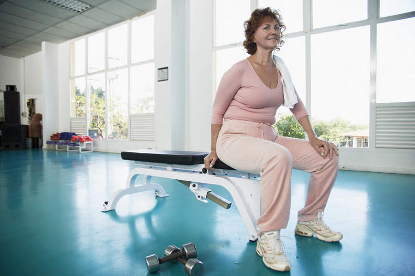 西方人,一个人,健身房,坐,横图,室内,白天,正面,运动服,锻炼,运动,太阳,窗户,落地窗,欧洲,欧洲人,仅一个女性,仅一个人,阴影,服装,光线,纺织物,影子,屋顶,地面,顶棚,注视,休闲装,运动器械,玻璃窗,衣服,阳光,毛巾,观察,看,清洁,仅一个中年女性,休闲,休闲服,服饰,观看,保暖,察看,关注,透气,防水,储水,耐磨,吸水,体育,女人,女性,中年女性,白种人,坐着,彩图,全身,健身,健身馆