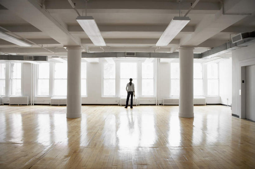 西方人,一个人,商务人士,建筑师,商务女性,站,横图,室内,白天,太阳,窗户,地板,门,欧洲,非洲,黑人,欧洲人,仅一个年轻女性,仅一个女性,仅一个人,握,阴影,套装,光线,图纸,影子,柱子,墙,设计图,地面,拿,拿着,休闲装,管道,木地板,玻璃窗,墙壁,墙面,背面,阳光,门框,站着,休闲服,握着,商务装,暖气,工程图,草图,蓝图,工薪阶层,年轻女性,女人,女性,非洲人,白领,上班族,设计,站立,彩图,全身