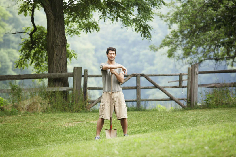 西方人,一个人,栏杆,站,横图,室外,白天,正面,T恤衫,旅游,度假,森林,树林,太阳,植物,欧洲,欧洲人,仅一个男性,仅一个人,阴影,短裤,服装,光线,影子,栅栏,篱笆,围栏,T恤,注视,休闲装,娱乐,护栏,树,树木,仅一个年轻男性,衣服,绿色,阳光,自然,观察,看,站着,享受,休闲,休闲服,放松,服饰,铁锹,生长,成长,观看,察看,关注,户外运动,男人,男性,年轻男性,白种人,站立,彩图,全身