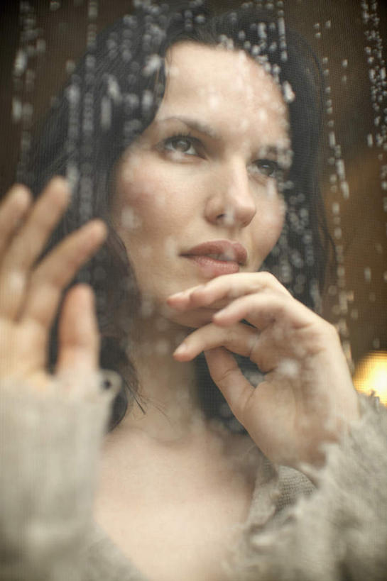 西方人,脸,头,脸颊,手,头发,一个人,摸,竖图,室外,特写,白天,正面,水,窗户,落地窗,玻璃,欧洲,欧洲人,仅一个女性,仅一个人,撑,服装,朦胧,模糊,液体,水滴,灯光,托腮,注视,休闲装,雨点,肩膀,玻璃窗,灯,衣服,灯具,观察,看,托,仅一个中年女性,休闲,手部,休闲服,雨水,服饰,观看,察看,照明设备,关注,托下巴,女人,女性,中年女性,白种人,头部,长发,脸部,脸蛋,面部,触摸,接触,半身,彩图