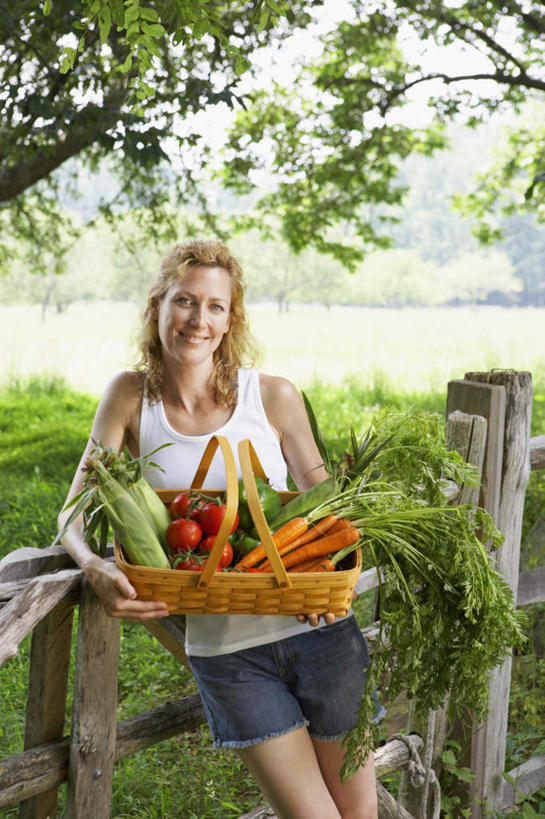 西方人,一个人,栏杆,站,笑,微笑,露齿笑,竖图,室外,白天,正面,旅游,度假,玉米,草地,草坪,树林,植物,萝卜,胡萝卜,蔬菜,西红柿,欧洲,欧洲人,仅一个年轻女性,仅一个女性,仅一个人,一堆,许多,堆叠,堆积,服装,新鲜,篮子,栅栏,篱笆,围栏,青椒,食品,菜篮,注视,休闲装,娱乐,护栏,草,树,树木,食物,衣服,绿色,白色,自然,观察,看,靠,靠着,站着,享受,休闲,休闲服,水果篮,放松,服饰,有机食品,绿色食品,生长,成长,观看,堆,察看,关注,大椒,菜椒,年轻女性,女人,女性,白种人,樱桃番茄,甜椒,柿子椒,圣女果,红萝卜,甘荀,番茄,灯笼椒,站立,半身,彩图