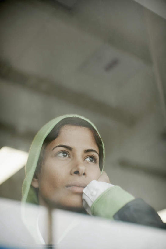 脸,头,脸颊,一个人,栏杆,竖图,室内,特写,白天,仰视,亚洲,仅一个年轻女性,仅一个女性,仅一个人,撑,服装,头巾,房顶,围栏,过道,托腮,注视,休闲装,护栏,肩膀,衣服,观察,看,托,休闲,休闲服,望,服饰,观看,等待,察看,关注,托下巴,渴望,年轻女性,女人,女性,亚洲人,印度人,头部,脸部,脸蛋,面部,半身,彩图,低角度拍摄