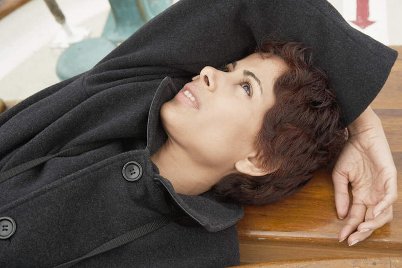 脸,头,脸颊,一个人,躺,笑,微笑,露齿笑,横图,俯视,室外,特写,白天,亚洲,仅一个女性,仅一个人,抱头,服装,注视,休闲装,肩膀,衣服,观察,看,仅一个中年女性,休息,休闲,休闲服,放松,服饰,观看,甲板,察看,垫着,关注,捧首,捧头,卧着,女人,女性,中年女性,亚洲人,印度人,头部,脸部,脸蛋,面部,躺着,卧,半身,彩图,高角度拍摄