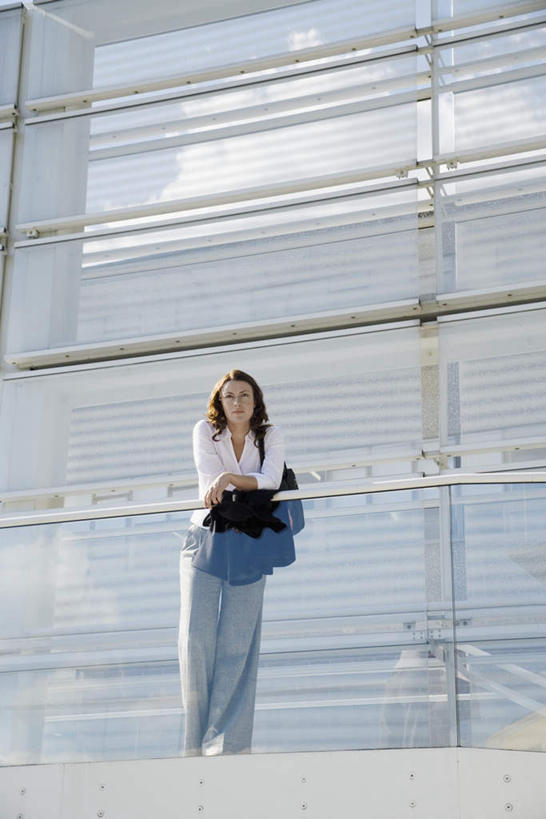 西方人,一个人,商务人士,商务女性,家,栏杆,站,竖图,室外,白天,仰视,窗户,落地窗,欧洲,欧洲人,仅一个年轻女性,仅一个女性,仅一个人,套装,包,皮包,房屋,屋子,围栏,注视,护栏,楼房,玻璃窗,住宅,衣服,观察,看,站着,望,观看,等待,单肩包,察看,关注,商务装,工薪阶层,年轻女性,女人,女性,白种人,白领,上班族,站立,彩图,低角度拍摄,全身,房子