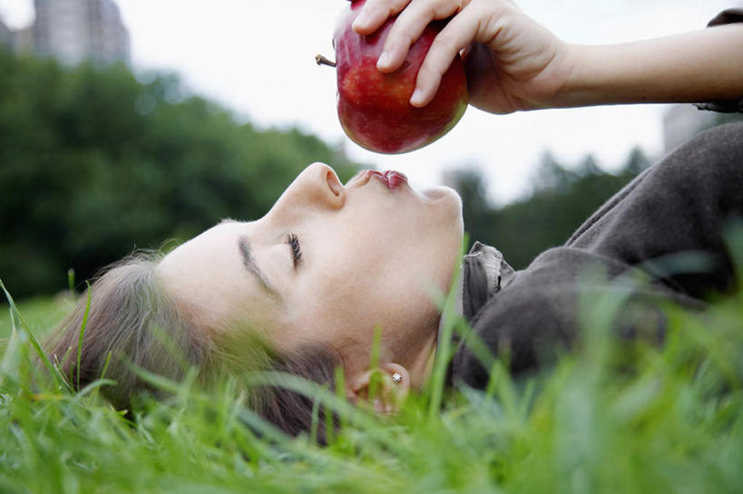 西方人,脸,头,嘴,脸颊,一个人,躺,闭眼,横图,室外,特写,白天,侧面,旅游,度假,草地,草坪,树林,植物,苹果,水果,欧洲,欧洲人,仅一个年轻女性,仅一个女性,仅一个人,握,服装,朦胧,模糊,新鲜,生食,食品,果实,拿,拿着,休闲装,娱乐,草,树,树木,食物,衣服,绿色,灰色,自然,嘟嘴,享受,休闲,休闲服,撅嘴,放松,握着,仰,服饰,有机食品,绿色食品,生长,成长,卧着,年轻女性,女人,女性,白种人,头部,脸部,脸蛋,面部,嘴巴,嘴唇,闭眼睛,闭着眼,闭着眼睛,躺着,卧,半身,彩图
