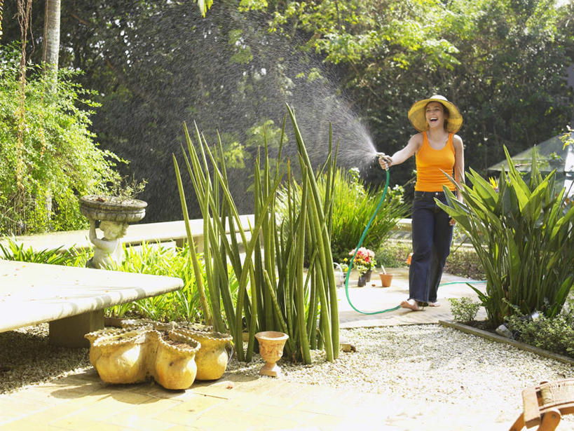 西方人,一个人,走,笑,微笑,露齿笑,横图,室外,白天,正面,花海,花圃,水,植物,帽子,叶子,椅子,花盆,雕塑,欧洲,欧洲人,仅一个年轻女性,仅一个女性,仅一个人,飞溅,服装,艺术,装饰,盛开,溅,雕刻,雕像,液体,躺椅,水滴,花蕾,注视,休闲装,水管,浇花,石雕,水珠,花,花瓣,花朵,花卉,鲜花,树,树木,衣服,绿色,自然,遮阳帽,工艺品,花丛,花束,花田,花苞,花蕊,观察,看,休闲,休闲服,橙色,浇,服饰,生长,成长,观看,纪念,沙滩椅,美术,察看,关注,喷洒,主题,陈列,功能,美学,年轻女性,女人,女性,白种人,园丁,步行,散步,走路,彩图,全身