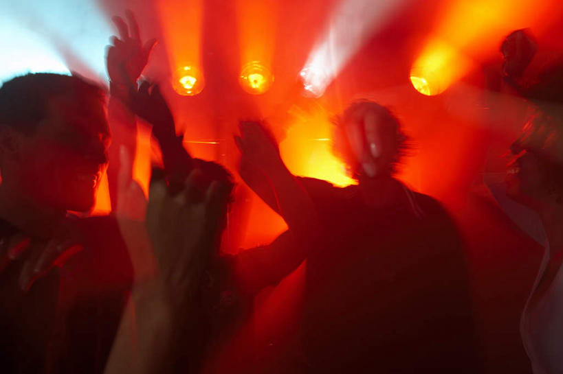 西方人,伙伴,朋友,酒吧,举,横图,室内,夜晚,正面,跳舞,友谊,欧洲,欧洲人,阴影,朦胧,模糊,光线,影子,灯光,许多人,娱乐,红色,托,一群人,舞姿,舞池,娱乐场所,迪斯科,友情,男人,男性,年轻男性,年轻女性,女人,女性,白种人,举起,举手,举着,向上举,向上伸,向上托,半身,彩图,舞蹈,酒吧间,酒馆