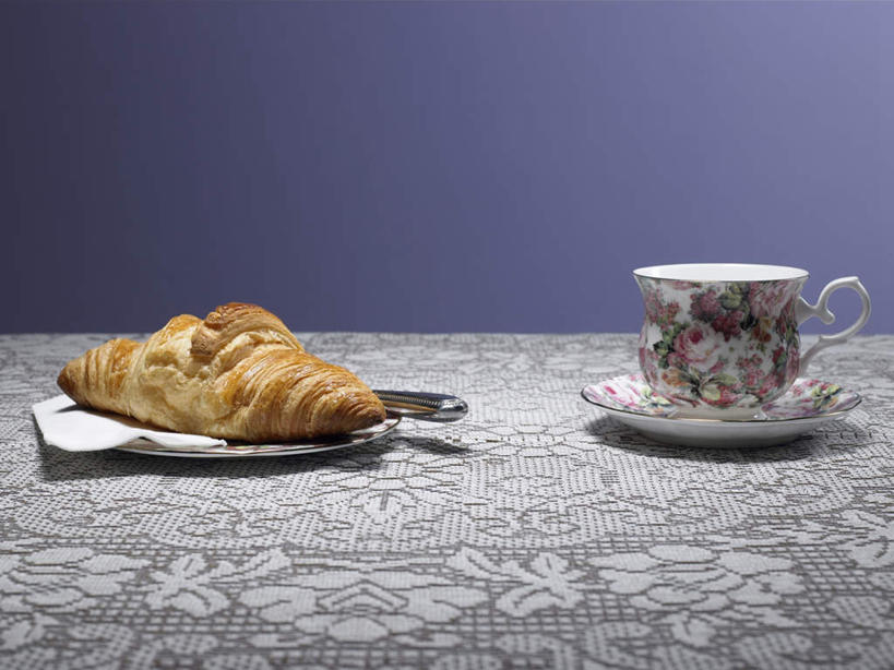 点心,面包,咖啡,无人,横图,室内,特写,白天,正面,餐桌,桌子,杯子,餐具,蓝色背景,瓷器,碟子,盘,勺子,法式,食品,面点,咖啡杯,陶瓷制品,小吃,桌布,食物,糕点,盘子,茶碟,调羹,碟,汤匙,牛角面包,摄影,影棚,餐台,瓷杯,彩图,影棚拍摄,拍摄