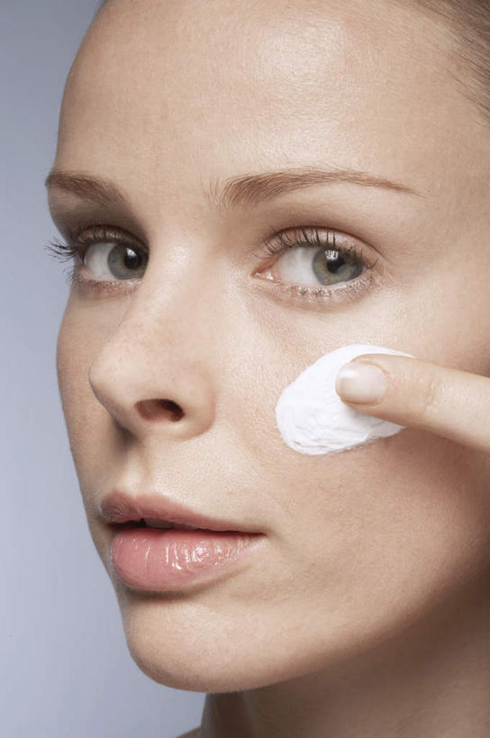 西方人,脸,头,脸颊,一个人,笑,微笑,竖图,室内,特写,白天,正面,化妆,美容,欧洲,欧洲人,仅一个年轻女性,仅一个女性,仅一个人,护肤,指,蓝色背景,注视,观察,看,保养,享受,休闲,放松,保健,摄影,影棚,观看,察看,乳液,润肤霜,关注,养颜,年轻女性,女人,女性,白种人,头部,脸部,脸蛋,面部,半身,彩图,影棚拍摄,拍摄