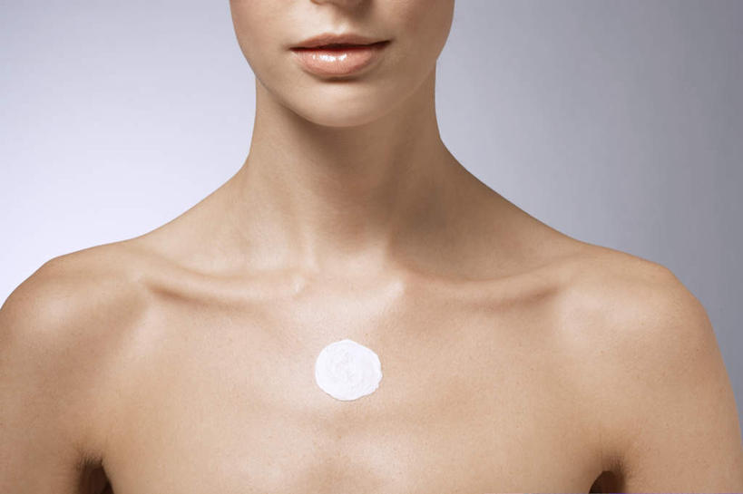 西方人,嘴,脖子,一个人,站,笑,微笑,横图,室内,特写,白天,正面,化妆,美容,欧洲,欧洲人,仅一个年轻女性,仅一个女性,仅一个人,护肤,蓝色背景,肩膀,站着,保养,享受,休闲,放松,保健,摄影,影棚,乳液,润肤霜,养颜,年轻女性,女人,女性,白种人,脖,颈,颈部,口,口腔,嘴巴,嘴唇,站立,半身,彩图,影棚拍摄,拍摄