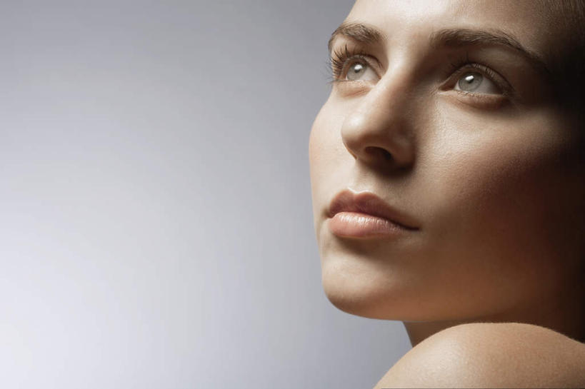 西方人,脸,头,脸颊,肩,一个人,笑,微笑,横图,室内,特写,白天,正面,欧洲,欧洲人,仅一个年轻女性,仅一个女性,仅一个人,灰色背景,注视,观察,看,摄影,影棚,观看,察看,关注,年轻女性,女人,女性,白种人,头部,脸部,脸蛋,面部,半身,彩图,影棚拍摄,拍摄