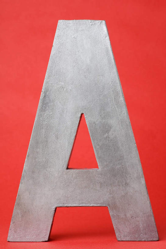 无人,竖图,室内,特写,白天,正面,游戏,桌面,桌子,静物,玩具,学习,红色背景,英文,标志,文字,字符,字母,玩,娱乐,标识,一个,白色,休闲,益智,摄影,影棚,单个,活动,英文字母,发泄,消遣,智力,宣泄,玩耍,嬉戏,彩图,影棚拍摄,拍摄