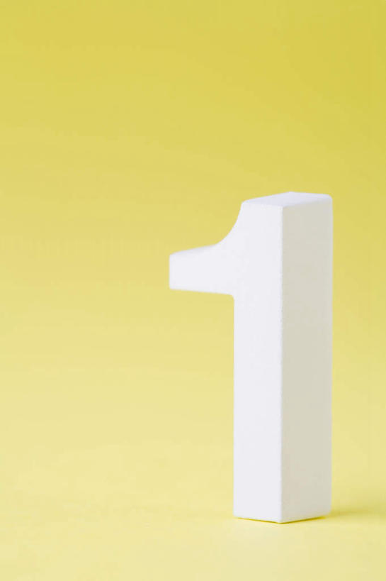 无人,竖图,俯视,室内,特写,白天,游戏,桌面,桌子,静物,玩具,黄色背景,标志,数字,文字,字符,玩,娱乐,标识,一个,白色,休闲,益智,摄影,阿拉伯数字,影棚,单个,活动,发泄,消遣,智力,宣泄,玩耍,嬉戏,彩图,高角度拍摄,影棚拍摄,拍摄