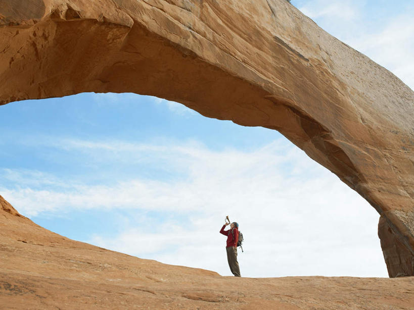 西方人,一个人,站,横图,室外,白天,侧面,仰视,旅游,度假,石头,美景,帽子,欧洲,欧洲人,仅一个男性,仅一个人,握,包,墨镜,石子,眼镜,景观,云,云朵,乐器,铜管乐器,小号,拿,云彩,旅行包,拿着,娱乐,仅一个年轻男性,蓝色,白云,蓝天,天空,自然,背包,太阳镜,太阳眼镜,天,吹,站着,享受,休闲,遮阳镜,景色,放松,握着,拱形,晴朗,戈壁,自然风光,铜管,户外运动,无边帽,圆帽,男人,男性,年轻男性,白种人,石块,岩石,晴空,手插兜,手放口袋,抬头,仰头,站立,彩图,低角度拍摄,全身,双肩包,手抄兜