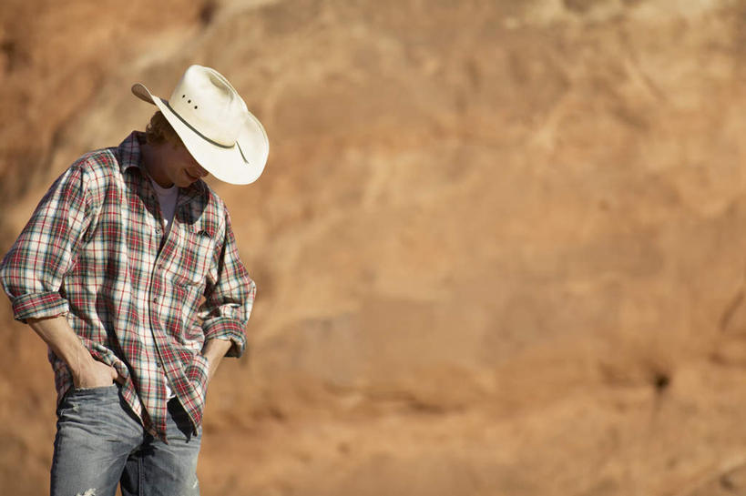 西方人,一个人,站,笑,微笑,横图,室外,白天,正面,旅游,度假,石头,美景,帽子,欧洲,欧洲人,仅一个男性,仅一个人,服装,朦胧,模糊,石子,景观,注视,休闲装,娱乐,仅一个年轻男性,衣服,自然,低头,观察,看,站着,享受,休闲,休闲服,牛仔帽,景色,放松,服饰,观看,察看,关注,戈壁,自然风光,户外运动,垂头,男人,男性,年轻男性,白种人,石块,岩石,插兜,两手抄兜,两手放兜,手插兜,手放口袋,站立,半身,彩图