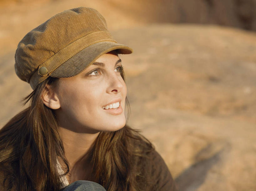 西方人,脸,头,脸颊,一个人,坐,笑,微笑,露齿笑,横图,室外,特写,白天,正面,旅游,度假,石头,美景,帽子,欧洲,欧洲人,仅一个年轻女性,仅一个女性,仅一个人,服装,石子,景观,注视,休闲装,娱乐,运动帽,肩膀,衣服,自然,观察,看,享受,休闲,休闲服,鸭舌帽,景色,放松,服饰,观看,察看,关注,戈壁,自然风光,户外运动,年轻女性,女人,女性,白种人,头部,脸部,脸蛋,面部,石块,岩石,坐着,半身,彩图