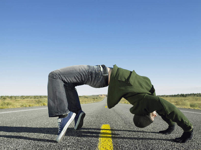 西方人,一个人,横图,室外,白天,侧面,锻炼,旅游,度假,瑜伽,运动,草地,美景,植物,道路,路,公路,欧洲,欧洲人,仅一个男性,仅一个人,撑,阴影,服装,光线,影子,景观,交通,注视,休闲装,娱乐,草,仅一个年轻男性,衣服,蓝色,绿色,蓝天,天空,阳光,自然,天,观察,看,享受,休闲,休闲服,景色,放松,养生,服饰,观看,察看,撑着,关注,自然风光,户外运动,拱桥式,体育,男人,男性,年轻男性,白种人,马路,彩图,全身,健身