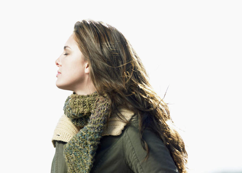 西方人,脸,脸颊,头发,一个人,闭眼,横图,室内,特写,白天,留白,白色背景,侧面,欧洲,欧洲人,仅一个年轻女性,仅一个女性,仅一个人,阴影,服装,光线,影子,棕色,休闲装,衣服,阳光,围巾,休闲,休闲服,大衣,摄影,服饰,影棚,皮衣,年轻女性,女人,女性,白种人,脸部,脸蛋,面部,闭眼睛,闭着眼,闭着眼睛,半身,彩图,影棚拍摄,拍摄