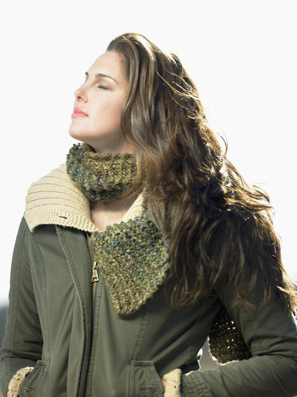 西方人,脸,脸颊,头发,一个人,闭眼,竖图,室内,白天,留白,白色背景,正面,欧洲,欧洲人,仅一个年轻女性,仅一个女性,仅一个人,阴影,服装,光线,影子,棕色,休闲装,衣服,阳光,围巾,休闲,休闲服,大衣,摄影,服饰,影棚,皮衣,年轻女性,女人,女性,白种人,脸部,脸蛋,面部,闭眼睛,闭着眼,闭着眼睛,插兜,两手抄兜,两手放兜,手插兜,手放口袋,半身,彩图,影棚拍摄,拍摄