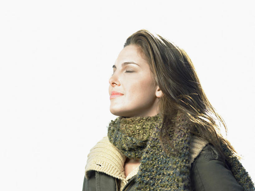 西方人,脸,脸颊,头发,一个人,闭眼,横图,室内,特写,白天,留白,白色背景,侧面,欧洲,欧洲人,仅一个年轻女性,仅一个女性,仅一个人,阴影,光线,影子,棕色,阳光,围巾,大衣,摄影,影棚,皮衣,年轻女性,女人,女性,白种人,脸部,脸蛋,面部,闭眼睛,闭着眼,闭着眼睛,半身,彩图,影棚拍摄,拍摄