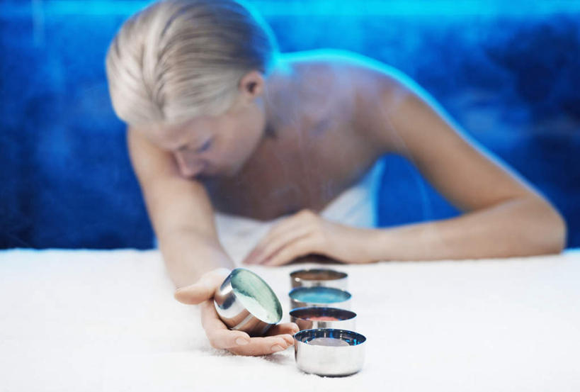 西方人,一个人,坐,捧,横图,室内,白天,正面,欧洲,欧洲人,仅一个年轻女性,仅一个女性,仅一个人,五个,一排,许多,朦胧,模糊,整齐,排列,毛巾,碗,低头,伸,健康,伸手,保健,芳香疗法,医疗,队列,化妆水,垂头,年轻女性,女人,女性,白种人,端,端着,捧着,手捧,坐着,半身,彩图