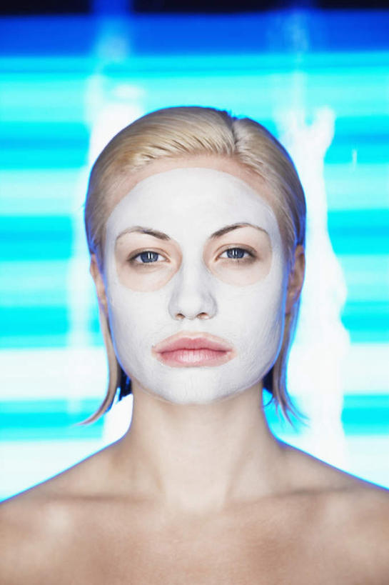 西方人,脸,头,脸颊,一个人,竖图,室内,特写,白天,正面,化妆,美容,欧洲,欧洲人,仅一个年轻女性,仅一个女性,仅一个人,护肤,美白,肩膀,化妆品,清洁,保养,享受,休闲,面膜,放松,去角质,保健,保湿,滋润,护肤品,去死皮,舒缓,养颜,膏状,膏状面膜,去污,控油,紧肤,嫩肤,祛痘,去痘,祛角质,抗衰,再生,增白,补水,祛斑,抗皱,防皱,除皱,去皱,年轻女性,女人,女性,白种人,头部,脸部,脸蛋,面部,半身,彩图