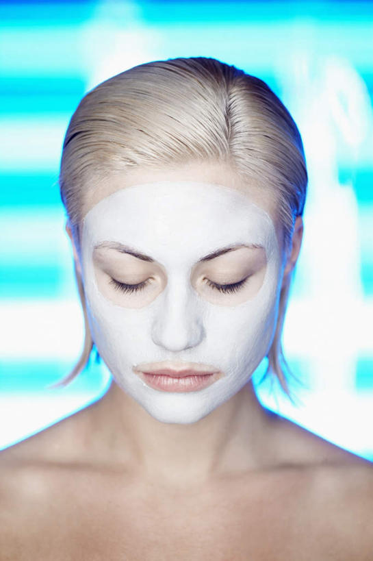 西方人,脸,头,脸颊,一个人,竖图,室内,特写,白天,正面,化妆,美容,欧洲,欧洲人,仅一个年轻女性,仅一个女性,仅一个人,护肤,美白,肩膀,化妆品,清洁,保养,享受,休闲,面膜,放松,去角质,保健,保湿,滋润,护肤品,去死皮,舒缓,养颜,膏状,膏状面膜,去污,控油,紧肤,嫩肤,祛痘,去痘,祛角质,抗衰,再生,增白,补水,祛斑,抗皱,防皱,除皱,去皱,年轻女性,女人,女性,白种人,头部,脸部,脸蛋,面部,半身,彩图