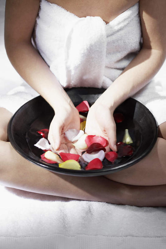 西方人,一个人,捧,盘腿,竖图,俯视,室内,特写,白天,水,床,玫瑰,欧洲,欧洲人,仅一个年轻女性,仅一个女性,仅一个人,许多,阴影,盛开,反射,液体,影子,浴巾,水滴,床单,花蕾,被子,花,花瓣,花朵,鲜花,黑色,花苞,花蕊,单人床,面盆,被单,年轻女性,女人,女性,白种人,端,端着,盘腿而坐,盘膝,盘着腿的,盘着腿坐,捧着,手捧,双腿交叉,半身,彩图,高角度拍摄